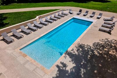 Plan d'étage détaillé montrant la disposition des chambres, couloirs et espaces communs d'un bâtiment.