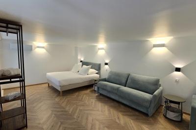 Plan d'étage détaillé montrant la disposition des chambres, couloirs et espaces communs d'un bâtiment.