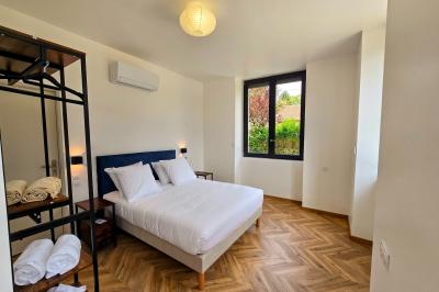 Plan d'étage détaillé montrant la disposition des chambres, couloirs et espaces communs d'un bâtiment.