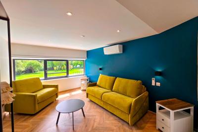 Plan d'étage détaillé montrant la disposition des chambres, couloirs et espaces communs d'un bâtiment.