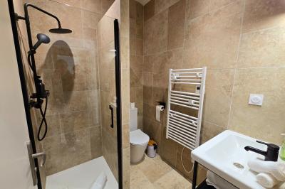 Plan d'étage détaillé montrant la disposition des chambres, couloirs et espaces communs d'un bâtiment.