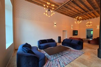 Plan d'étage détaillé montrant la disposition des chambres, couloirs et espaces communs d'un bâtiment.