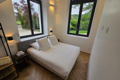 Plan d'étage détaillé montrant la disposition des chambres, couloirs et espaces communs d'un bâtiment.