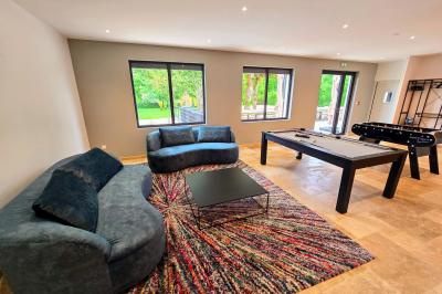 Plan d'étage détaillé montrant la disposition des chambres, couloirs et espaces communs d'un bâtiment.