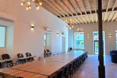 Plan d'étage détaillé montrant la disposition des chambres, couloirs et espaces communs d'un bâtiment.