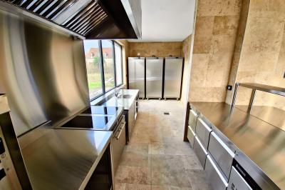 Plan d'étage détaillé montrant la disposition des chambres, couloirs et espaces communs d'un bâtiment.