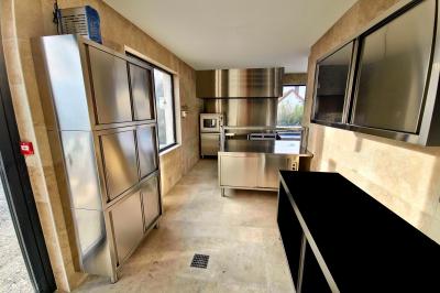 Plan d'étage détaillé montrant la disposition des chambres, couloirs et espaces communs d'un bâtiment.