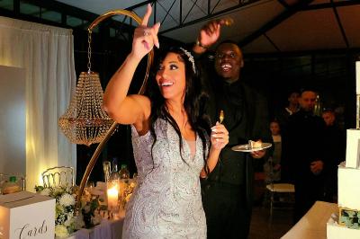 Assiette de foie gras avec pain et fleurs comestibles, accompagnée d'une salade colorée sur une autre assiette.