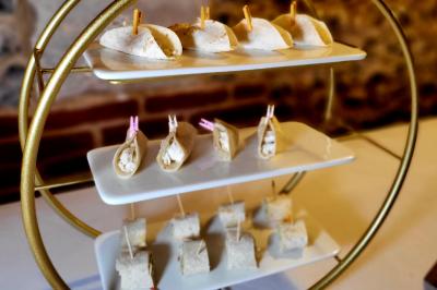 Assiette de foie gras avec pain et fleurs comestibles, accompagnée d'une salade colorée sur une autre assiette.