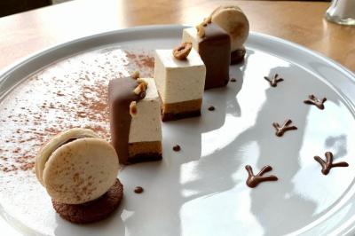 Assiette de foie gras avec pain et fleurs comestibles, accompagnée d'une salade colorée sur une autre assiette.