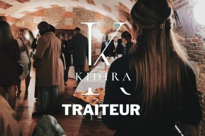 Assiette de foie gras avec pain et fleurs comestibles, accompagnée d'une salade colorée sur une autre assiette.