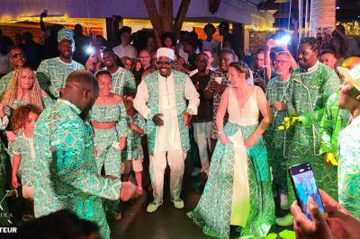 Assiette de foie gras avec pain et fleurs comestibles, accompagnée d'une salade colorée sur une autre assiette.