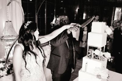 Assiette de foie gras avec pain et fleurs comestibles, accompagnée d'une salade colorée sur une autre assiette.