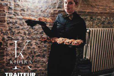 Assiette de foie gras avec pain et fleurs comestibles, accompagnée d'une salade colorée sur une autre assiette.