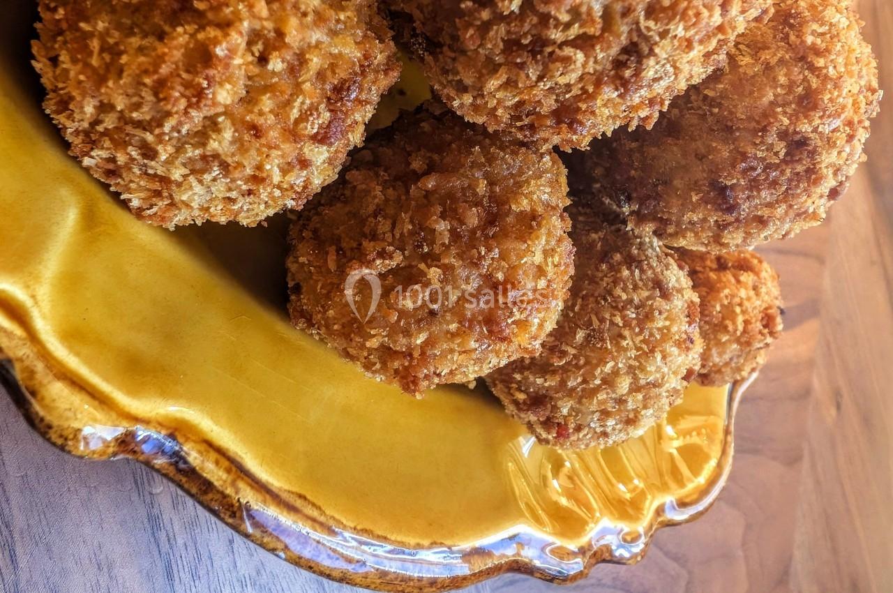 Assortiment de croquettes dorées et croustillantes servies sur une assiette jaune en céramique.