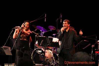 Miniature DJ Pantin (Seine-Saint-Denis) - Frontiere Live #10 Un groupe de musiciens joue sur scène, avec une chanteuse, un accordéoniste, un saxophoniste et un pianiste.