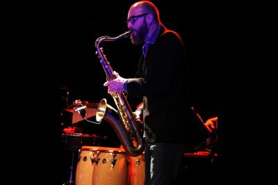 Miniature DJ Pantin (Seine-Saint-Denis) - Frontiere Live #13 Un groupe de musiciens joue sur scène, avec une chanteuse, un accordéoniste, un saxophoniste et un pianiste.