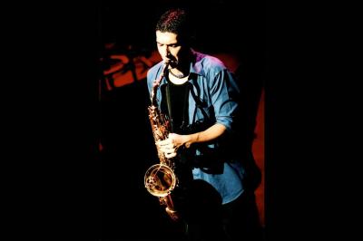 Miniature DJ Pantin (Seine-Saint-Denis) - Frontiere Live #14 Un groupe de musiciens joue sur scène, avec une chanteuse, un accordéoniste, un saxophoniste et un pianiste.