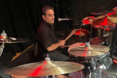 Miniature DJ Pantin (Seine-Saint-Denis) - Frontiere Live #17 Un groupe de musiciens joue sur scène, avec une chanteuse, un accordéoniste, un saxophoniste et un pianiste.