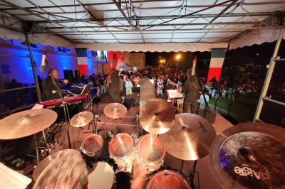 Miniature DJ Pantin (Seine-Saint-Denis) - Frontiere Live #18 Un groupe de musiciens joue sur scène, avec une chanteuse, un accordéoniste, un saxophoniste et un pianiste.