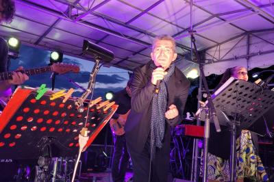 Miniature DJ Pantin (Seine-Saint-Denis) - Frontiere Live #20 Un groupe de musiciens joue sur scène, avec une chanteuse, un accordéoniste, un saxophoniste et un pianiste.