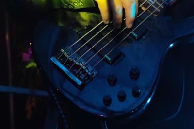 Miniature DJ Pantin (Seine-Saint-Denis) - Frontiere Live #21 Un groupe de musiciens joue sur scène, avec une chanteuse, un accordéoniste, un saxophoniste et un pianiste.