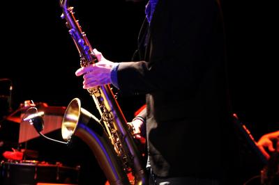 Miniature DJ Pantin (Seine-Saint-Denis) - Frontiere Live #23 Un groupe de musiciens joue sur scène, avec une chanteuse, un accordéoniste, un saxophoniste et un pianiste.