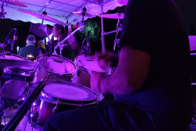 Miniature DJ Pantin (Seine-Saint-Denis) - Frontiere Live #24 Un groupe de musiciens joue sur scène, avec une chanteuse, un accordéoniste, un saxophoniste et un pianiste.