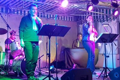 Miniature DJ Pantin (Seine-Saint-Denis) - Frontiere Live #29 Un groupe de musiciens joue sur scène, avec une chanteuse, un accordéoniste, un saxophoniste et un pianiste.