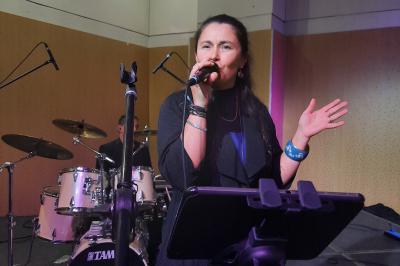 Miniature DJ Pantin (Seine-Saint-Denis) - Frontiere Live #30 Un groupe de musiciens joue sur scène, avec une chanteuse, un accordéoniste, un saxophoniste et un pianiste.