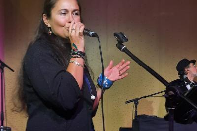 Miniature DJ Pantin (Seine-Saint-Denis) - Frontiere Live #31 Un groupe de musiciens joue sur scène, avec une chanteuse, un accordéoniste, un saxophoniste et un pianiste.