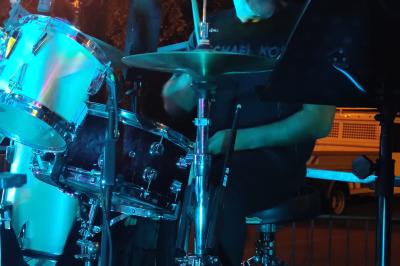 Miniature DJ Pantin (Seine-Saint-Denis) - Frontiere Live #35 Un groupe de musiciens joue sur scène, avec une chanteuse, un accordéoniste, un saxophoniste et un pianiste.