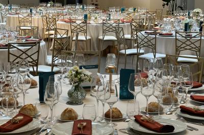 Tranches d'orange garnies de groseilles, pétales de fleurs, amandes effilées et feuilles de menthe dans une assiette.