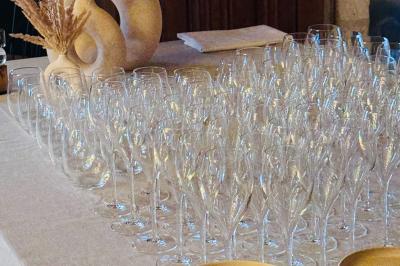 Tranches d'orange garnies de groseilles, pétales de fleurs, amandes effilées et feuilles de menthe dans une assiette.