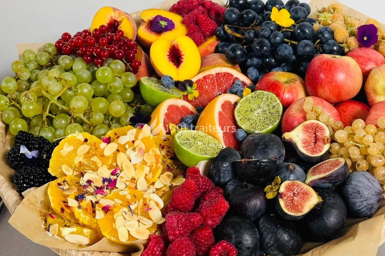 Assortiment de fruits frais variés, incluant raisins, figues, agrumes, pommes, pêches, kiwis et baies, disposés dans un…