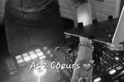 Femme concentrée, portant une robe claire, devant un mur en pierre texturée sous un éclairage violet.