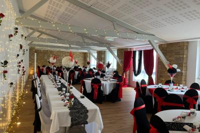 Miniature JennyJazz Events #3 Table décorée avec des fleurs, une pyramide de coupes, et un panneau, dans une salle avec tapis rouge et lumière naturelle.