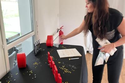 Miniature JennyJazz Events #4 Table décorée avec des fleurs, une pyramide de coupes, et un panneau, dans une salle avec tapis rouge et lumière naturelle.