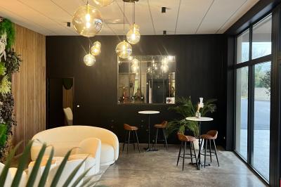 Miniature Location salle Villenauxe-la-Grande (Aube) - Champagne Oudard François #9 Intérieur d'un bar ou restaurant avec des tables hautes, des bouteilles de vin exposées et une ambiance chaleureuse.