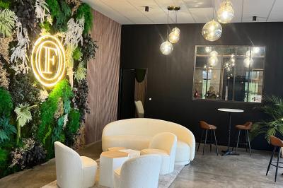 Miniature Location salle Villenauxe-la-Grande (Aube) - Champagne Oudard François #8 Intérieur d'un bar ou restaurant avec des tables hautes, des bouteilles de vin exposées et une ambiance chaleureuse.