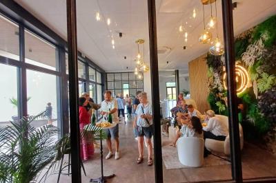 Miniature Location salle Villenauxe-la-Grande (Aube) - Champagne Oudard François #5 Intérieur d'un bar ou restaurant avec des tables hautes, des bouteilles de vin exposées et une ambiance chaleureuse.