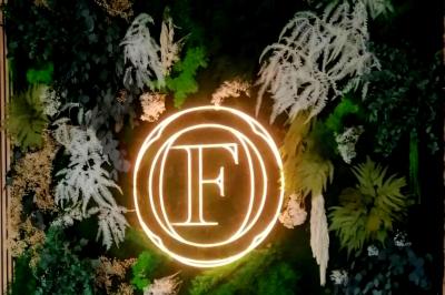 Miniature Location salle Villenauxe-la-Grande (Aube) - Champagne Oudard François #10 Intérieur d'un bar ou restaurant avec des tables hautes, des bouteilles de vin exposées et une ambiance chaleureuse.