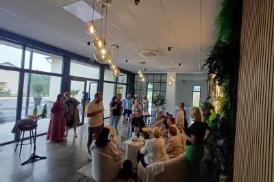 Miniature Location salle Villenauxe-la-Grande (Aube) - Champagne Oudard François #6 Intérieur d'un bar ou restaurant avec des tables hautes, des bouteilles de vin exposées et une ambiance chaleureuse.