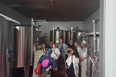 Miniature Location salle Villenauxe-la-Grande (Aube) - Champagne Oudard François #13 Intérieur d'un bar ou restaurant avec des tables hautes, des bouteilles de vin exposées et une ambiance chaleureuse.