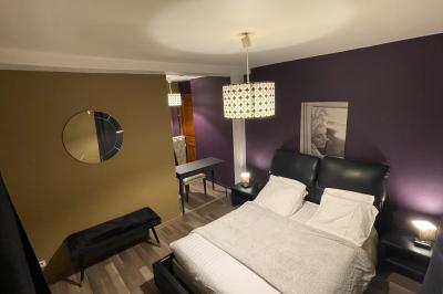 Miniature Location salle Villenauxe-la-Grande (Aube) - Champagne Oudard François #15 Intérieur d'un bar ou restaurant avec des tables hautes, des bouteilles de vin exposées et une ambiance chaleureuse.