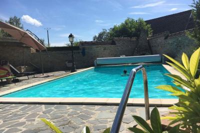 Miniature Location salle Villenauxe-la-Grande (Aube) - Champagne Oudard François #12 Intérieur d'un bar ou restaurant avec des tables hautes, des bouteilles de vin exposées et une ambiance chaleureuse.