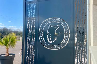 Miniature Location salle Villenauxe-la-Grande (Aube) - Champagne Oudard François #11 Intérieur d'un bar ou restaurant avec des tables hautes, des bouteilles de vin exposées et une ambiance chaleureuse.