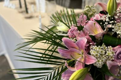 Mur décoratif sur le thème des années 90 avec graffitis colorés, ballons blancs et dorés, et accessoires rétro.