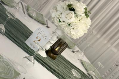 Mur décoratif sur le thème des années 90 avec graffitis colorés, ballons blancs et dorés, et accessoires rétro.