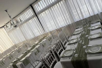 Mur décoratif sur le thème des années 90 avec graffitis colorés, ballons blancs et dorés, et accessoires rétro.